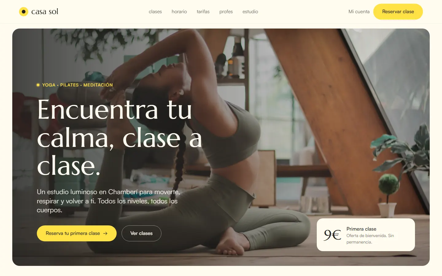 Sol: plantilla web luminosa y cálida para un estudio de yoga